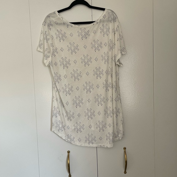 NWT gap factory luxe tshirt. White with deep, navy blue pattern. Super soft! XXL - Picture 10 of 16